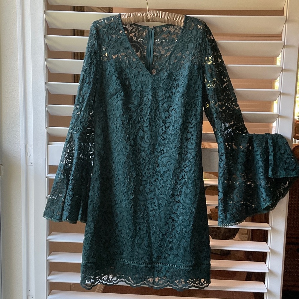 Bell sleeved deep green size6 NWT